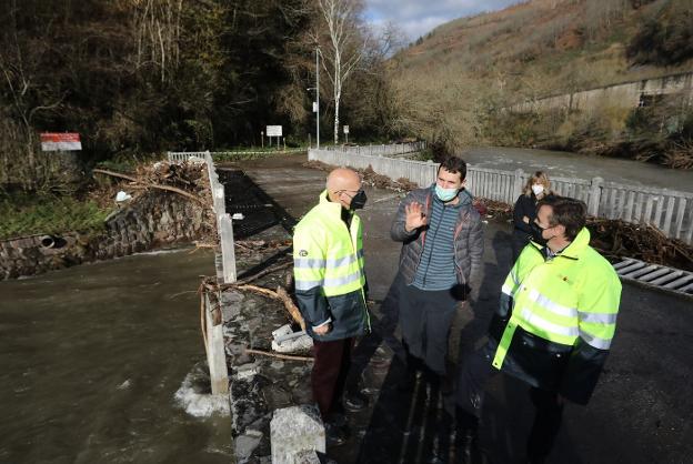 El consejero Ciriza visitó la comarca para conocer los desperfectos ocasionados por la riada