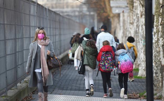«La clase entera lleva confinada tres días y seguimos sin cita para el test de saliva»