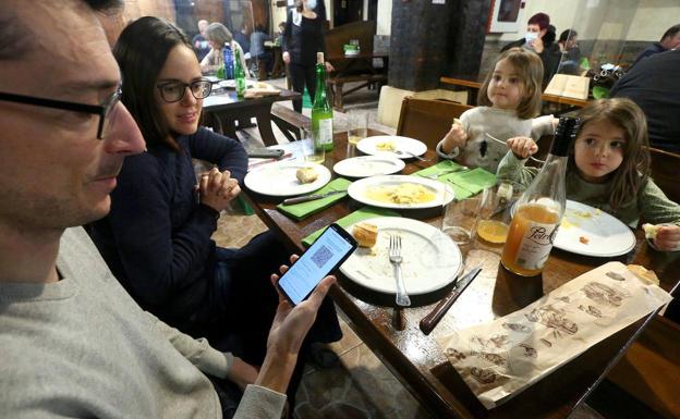 «Los bares pequeños deben poder exigir el pasaporte Covid en el interior del local»