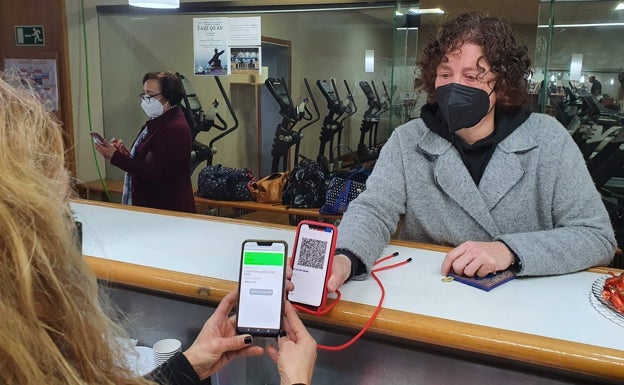 Más dudas que certezas en el primer día con el pasaporte Covid en bares, gimnasios, hospitales y residencias
