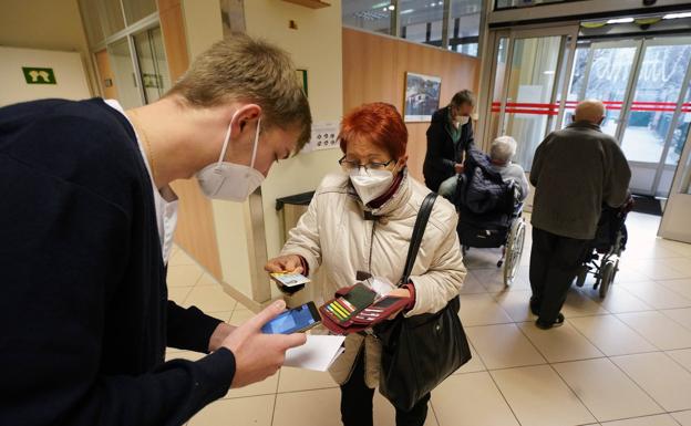 La avalancha de peticiones satura la web para sacarse el pase covid en su estreno generalizado