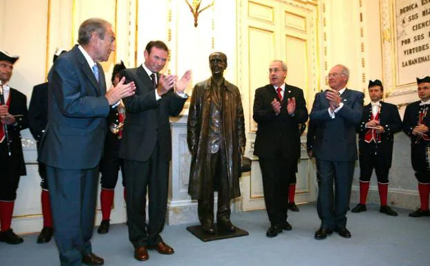 La Diputación dona la estatua del lehendakari Leizaola al Ayuntamiento de Donostia