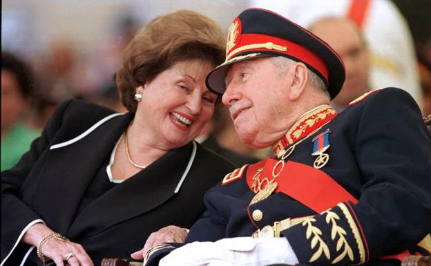 Chilean dictator Augusto Pinochet with Lucía Hiriart in a 1998 image. 