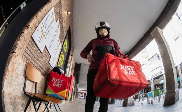 Just Eat firma el primer convenio laboral de reparto de comida a domicilio