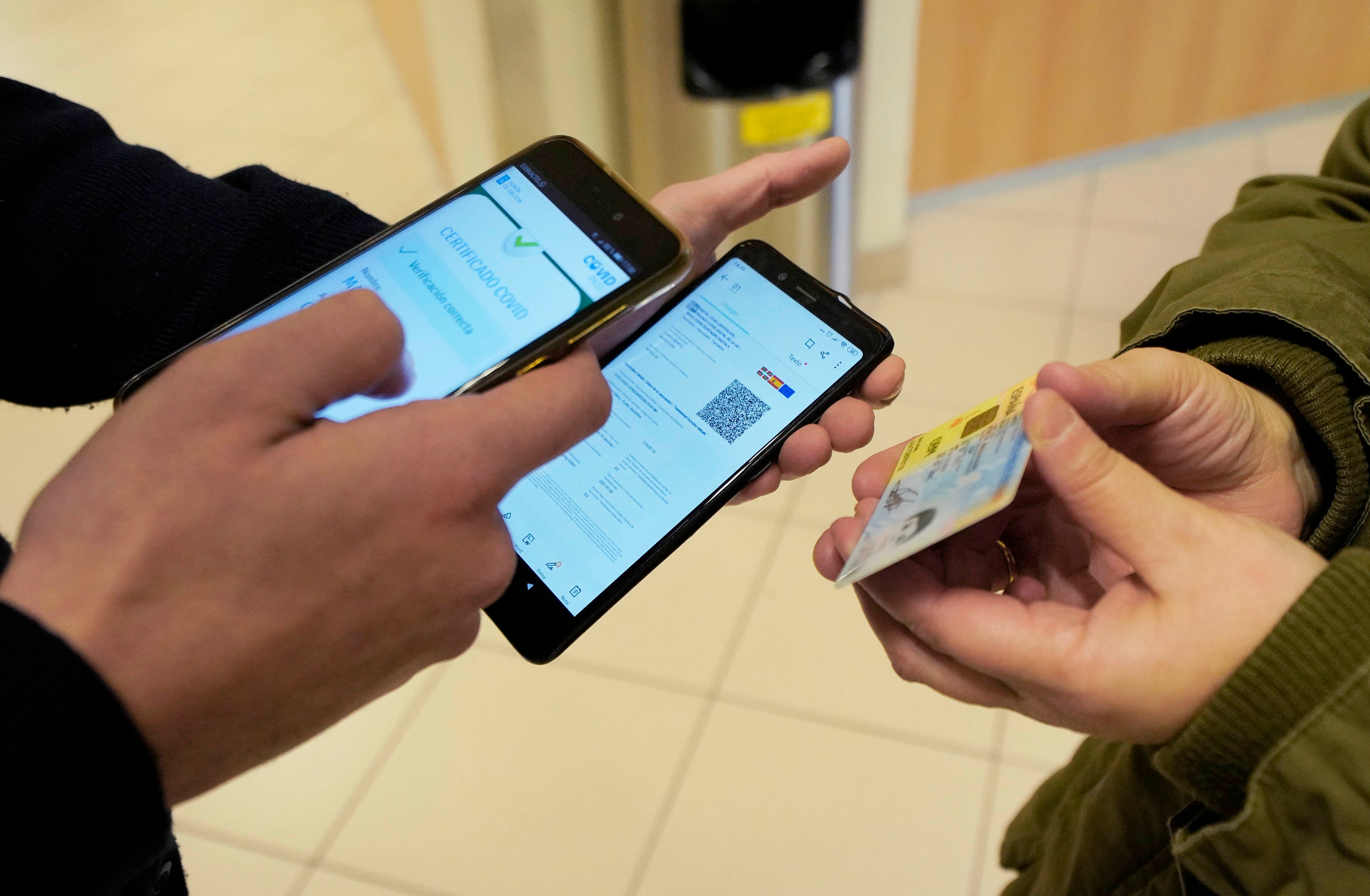 Pasaporte Covid: en cines, sí; en sociedades o centros comerciales, no