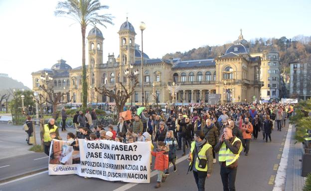Miles de personas se manifiestan en Donostia contra «la nueva dictadura» del pasaporte Covid