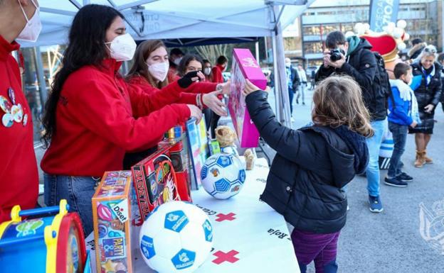 Real Sociedad y Cruz Roja recogen 322 juguetes para los niños más necesitados