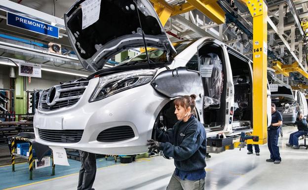 La producción de coches se desploma un cuarto por la falta de microchips