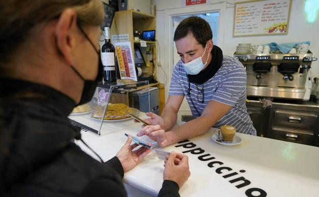 Kontsumobide considera que pedir el pasaporte Covid no vulnera los derechos de los consumidores