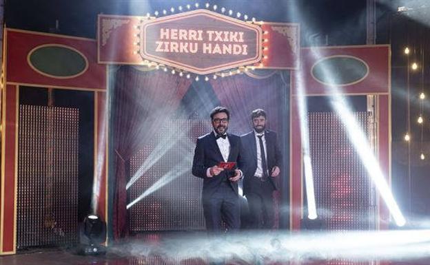 Gabon gaua Pagadik eta Gurrutxagak gidatutako 'Herri Txiki, Zirku Handi' saioarekin