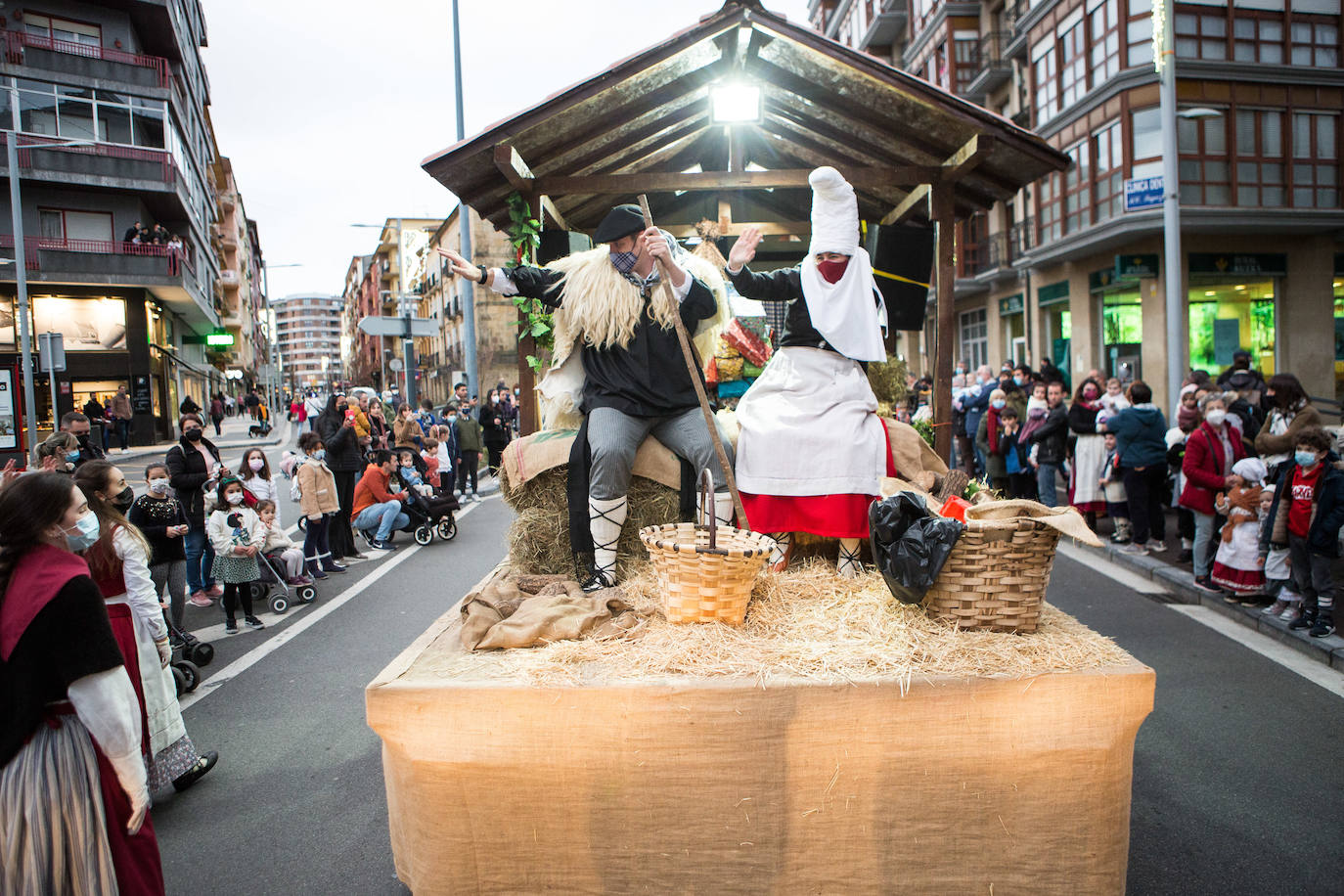 Olentzero se deja ver en Irun y Hondarribia