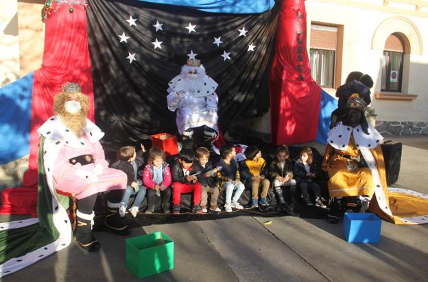 Floreaga Ikastetxera iritsi dira Olentzero eta Errege Magoak