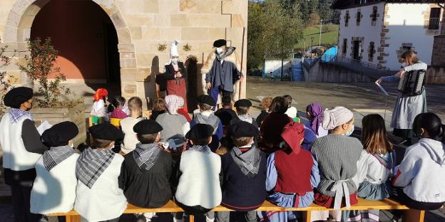 Olentzero eta Mari Domingi eskolan izan ziren atzo