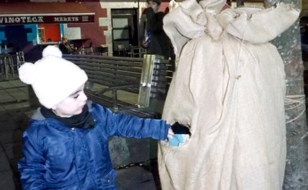Olentzero y Mari Domingi tienen todo a punto para su visita a los niños de Elgoibar