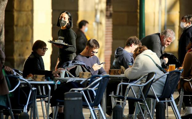 La sexta ola sigue descontrolada en Euskadi con 4.744 positivos en un día, 1.200 más que la víspera