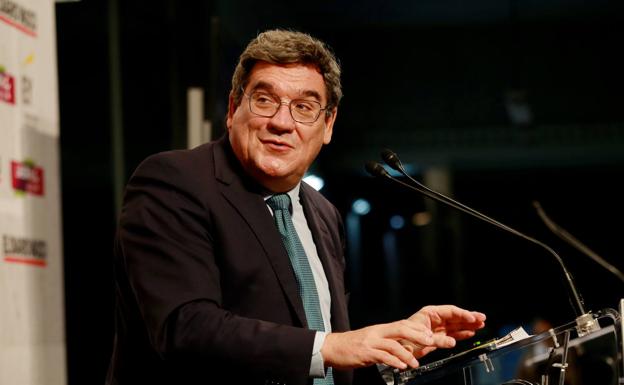 El ministro Escrivá responde: «El sistema público genera una pensión suficiente»