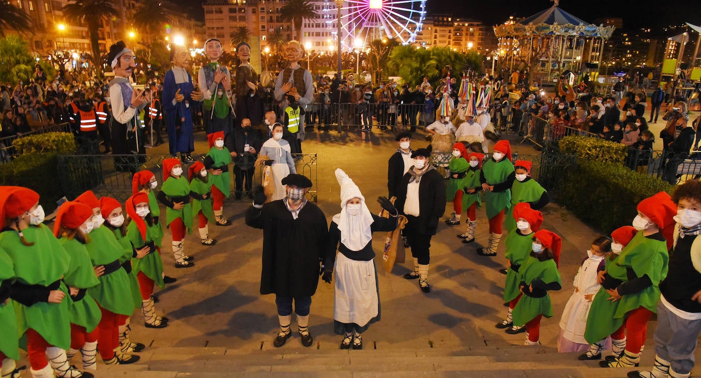 Olentzero y Mari Domingi reparten ilusión en Donostia