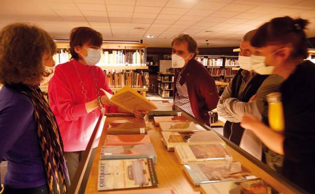 Deabruaren Eskolak azken hilabeteotako liburuak donatu ditu Julio Cortazarren liburutegira