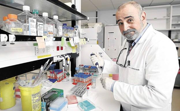 El microbiólogo López-Goñi califica la obligatoriedad de la mascarilla en exteriores como «una maniobra de marketing» para ocultar «el colapso» del sistema sanitario