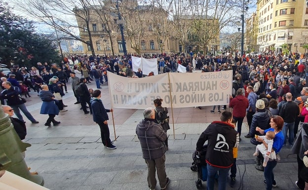 Dos mil personas vuelven a protestar en Donostia contra el pasaporte covid y las vacunas