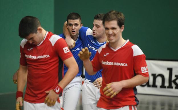 Intercambio de obsequios en Zarautz