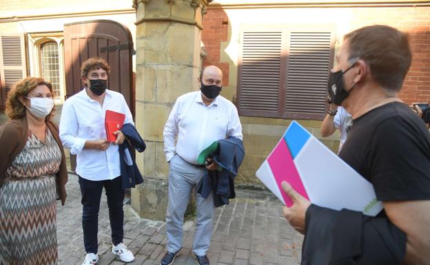 La postura frente a ETA y el nuevo estatus tensan la relación entre los dos fuerzas abertzales