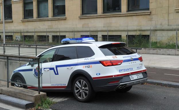 Detenido en Pasaia tras arremeter contra unos ertzainas con dos cuchillos