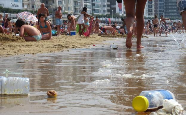 Colillas y plásticos suponen más del 80% de la basura marina presente en la bahía de La Concha