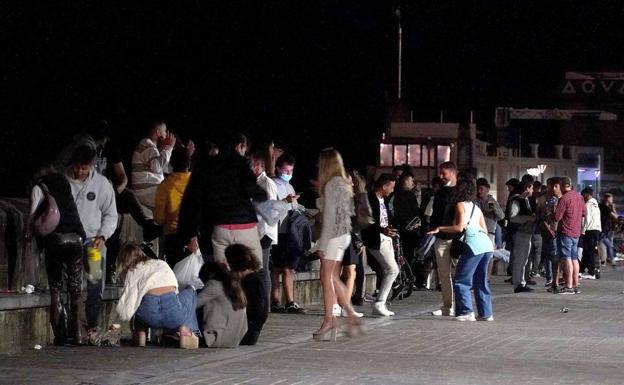 Ertzaintza y policias locales intensifican la vigilancia ante los posibles botellones en Nochevieja