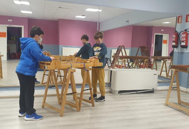 Los jóvenes están disfrutando estos días de los juegos en el Jolas Aretoa