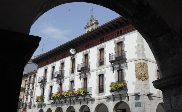 Esan condena el ataque a la sede de la Policía Municipal de Azpeitia tras el lanzamiento de un petardo de grandes dimensiones