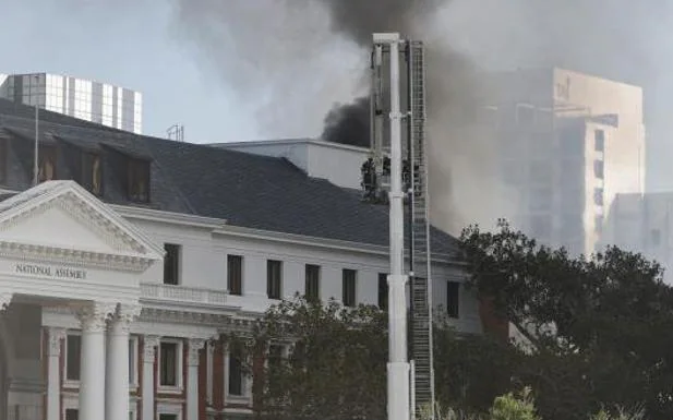 The fire has affected the roof of the South African Parliament. 