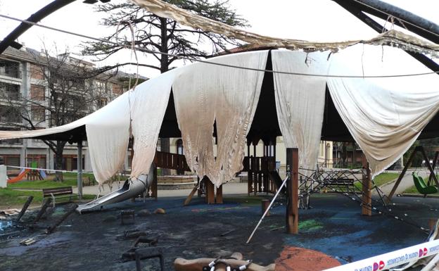 El parque infantil cubierto de Azkoitia, calcinado tras un incendio intencionado