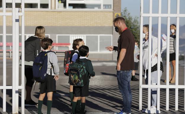 Los escolares franceses vuelven a las aulas pese al miedo por ómicron