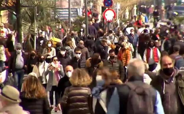 El pico por ómicron tardará al menos dos semanas mientras Euskadi inicia el año con el doble de casos