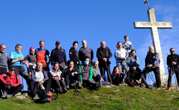 Decenas de personas despidieron el año 2021 desde la cima de Izazpi