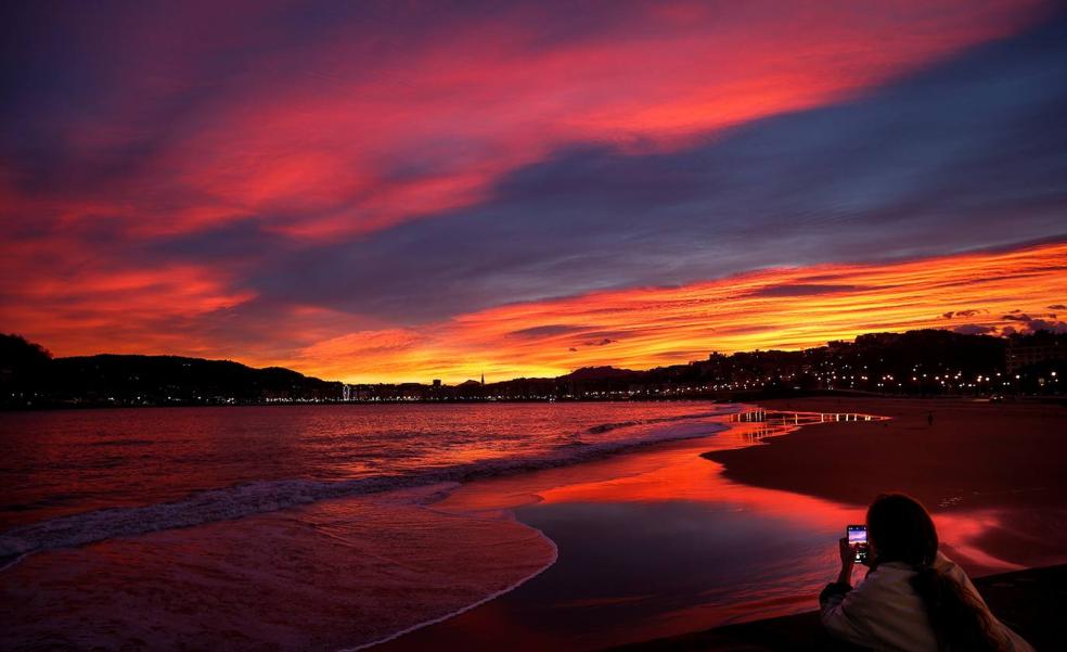 Un amanecer de postal desde la playa de Ondarreta de Donostia