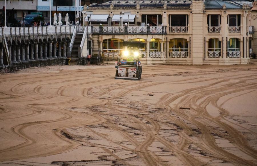 Puesta a punto de la playa de La Concha