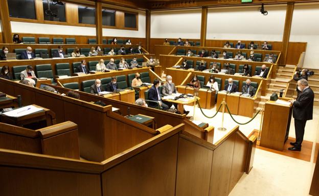 EH Bildu y Podemos exigen habilitar enero para celebrar plenos en el Parlamento Vasco