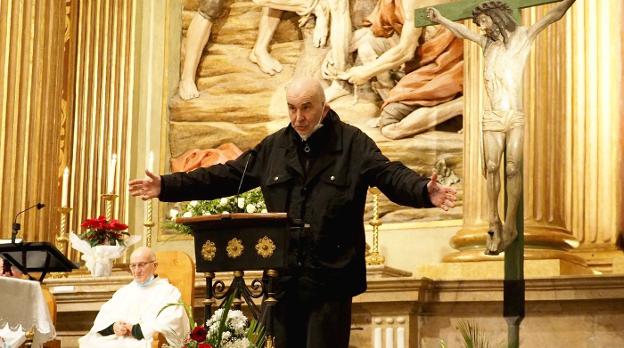 Una larga ovación en el adiós a Benantzio