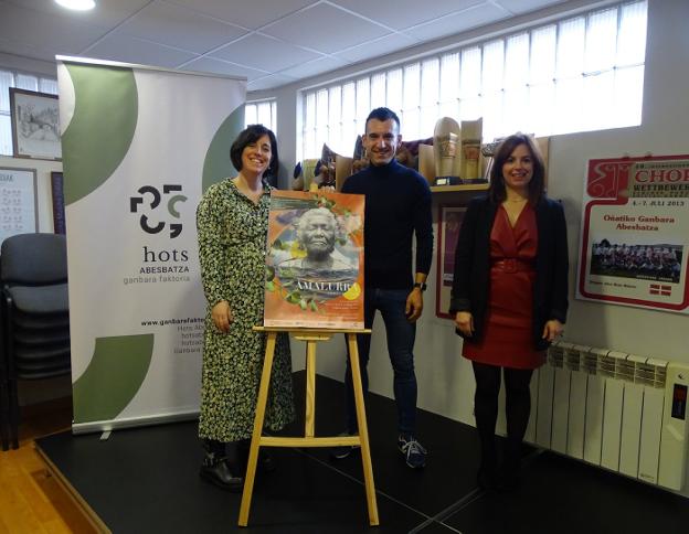 El espectáculo 'Amalurra' se presenta hoy en el frontón de Zubikoa