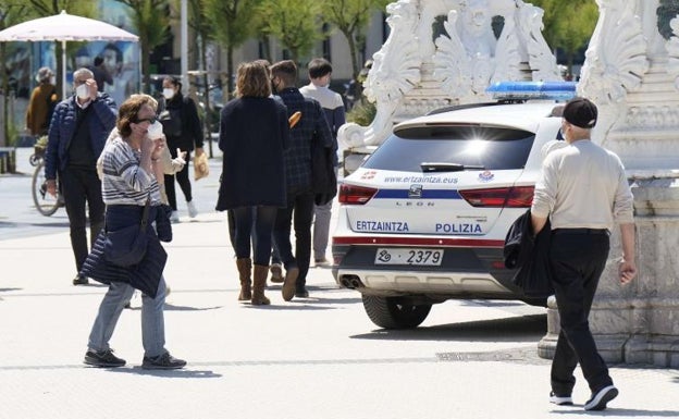 Un ertzaina fuera de servicio frustra un robo a unas mujeres mayores en La Concha