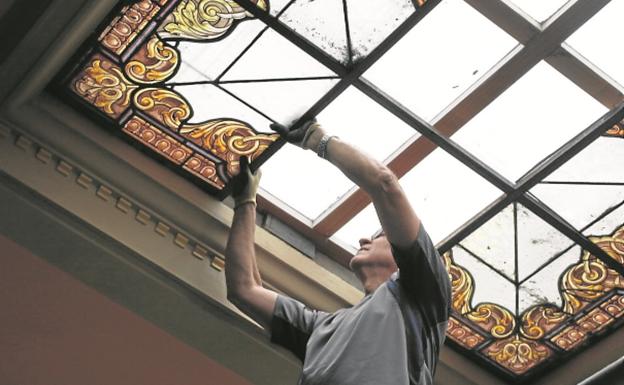 Un delicado proceso para arreglar y sacar brillo a las vidrieras