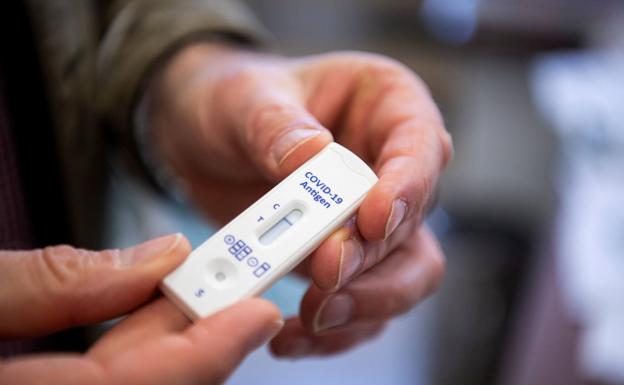 Retiran del mercado unos test de antígenos tras detectarse cientos de falsos positivos