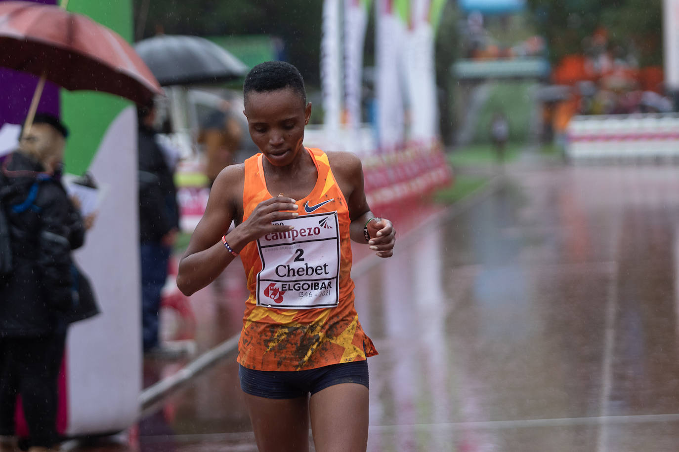 Kenia impone su ley en un cross de Elgoibar para quitarse el sombrero