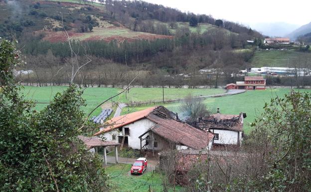 Un herido por inhalación de humo en el incendio de anoche en un caserío de Aizarnazabal