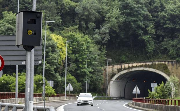 El radar de Carlos I caza 14 vehículos al día circulando a una media de 65 kilómetros hora