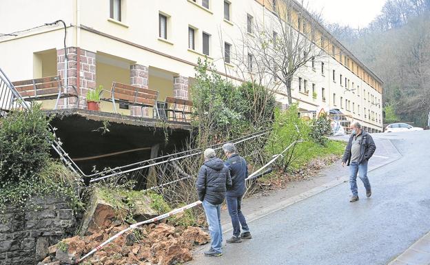 Peritos, un arquitecto y un geólogo evaluarán el alcance del socavón de Bera