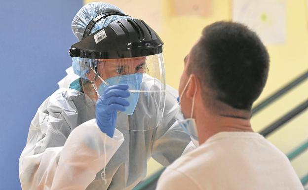 El aluvión de bajas médicas por la variante Ómicron tensiona el día a día de las empresas vascas