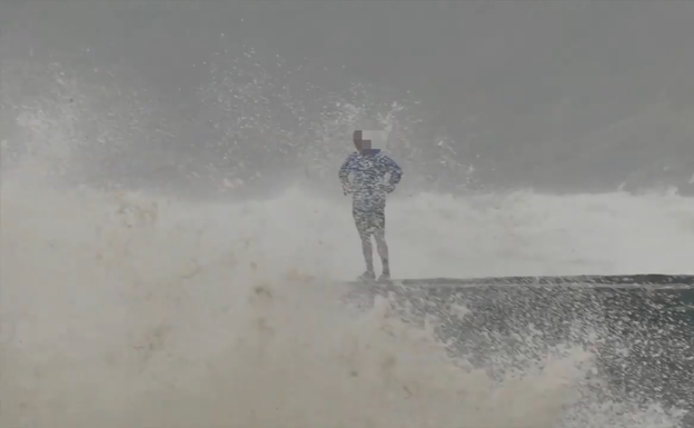 Imprudencias frente al temporal de olas en San Sebastián